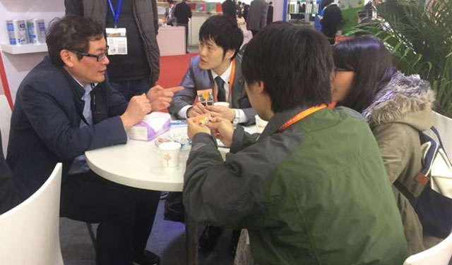 회사 회장 겸 총책임자인 Yuhou Zong은 World Can Making Conference에 초대되었습니다.